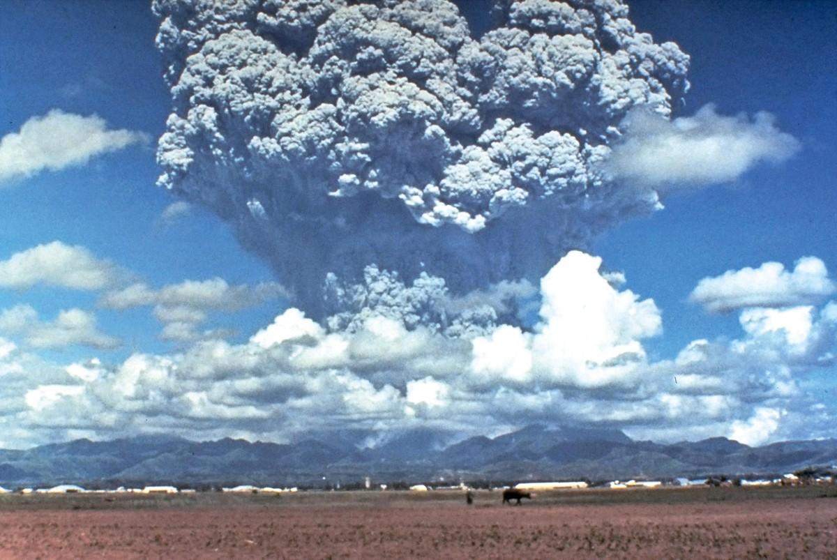 Photographie panache de cendres de l'éruption du Pinatubo en 1991.
