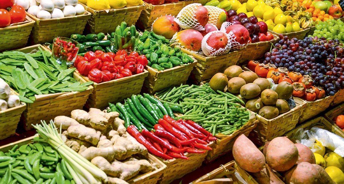 Image des légumes et fruits dans un supermarché