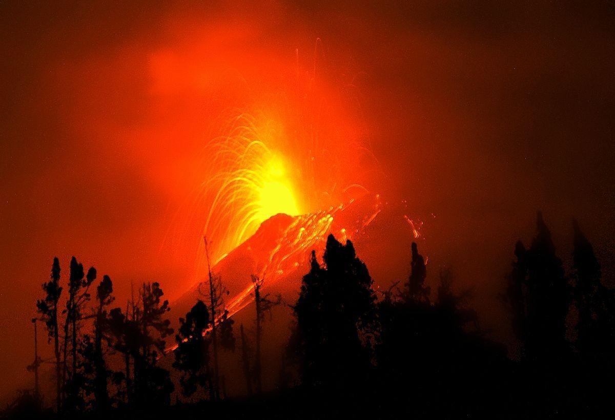 Photographie de nuit de l'éruption du volcan Tungurahua.