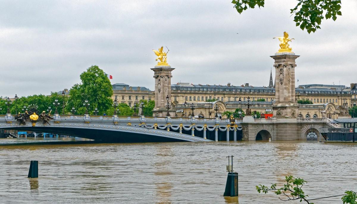 Photographie de la Seine en crue sous le pont Alexandre III.
