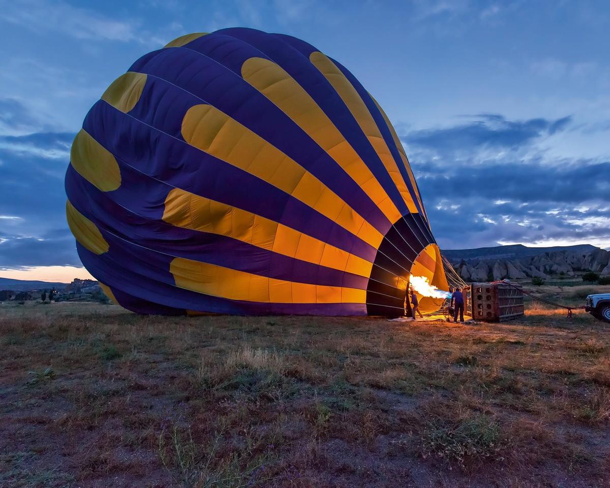 Photographie du décollage d'une montgolfière.