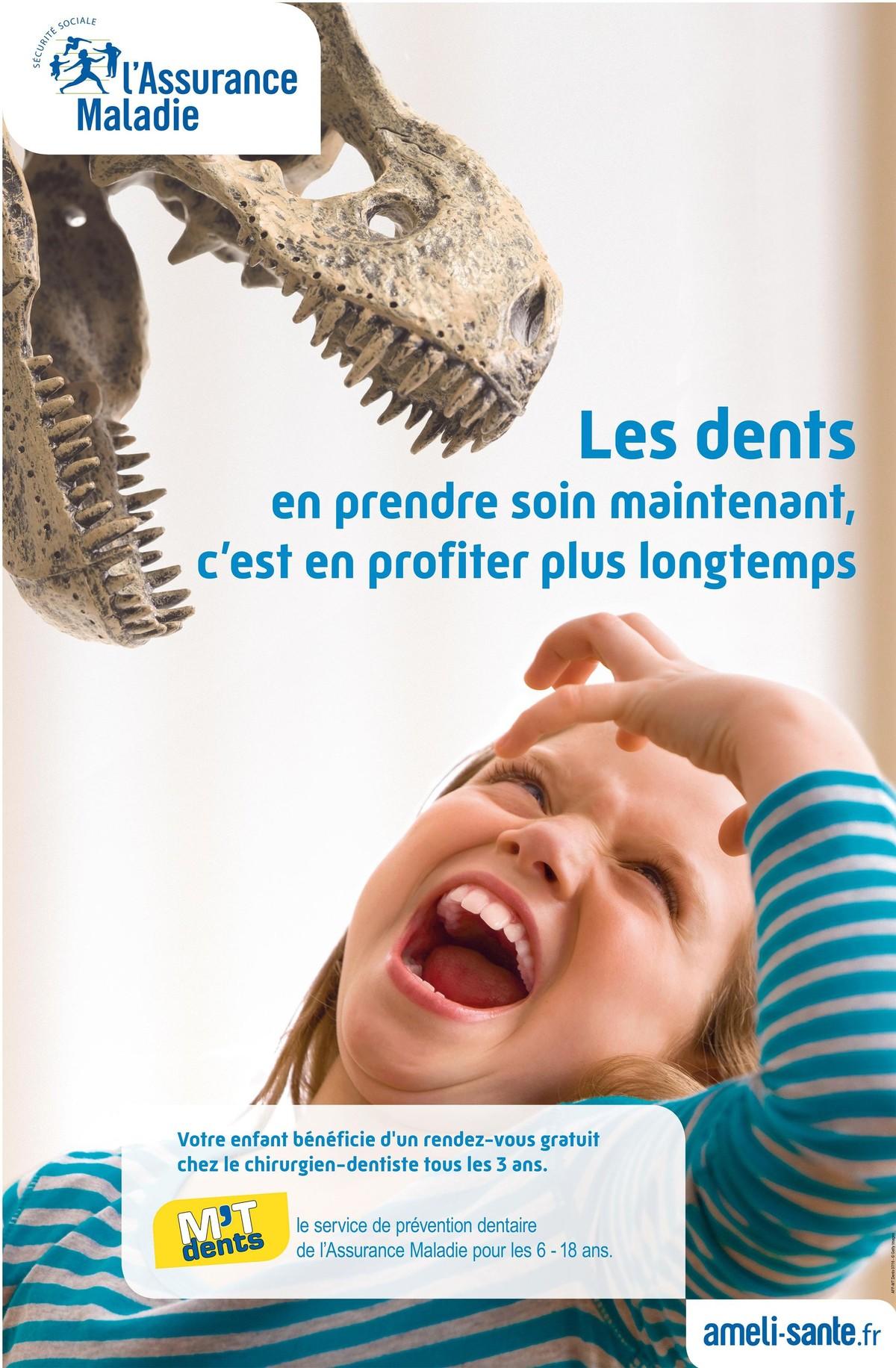  Une affiche pour l'opération « M'T dents » financée par l'Assurance Maladie. On y voit un dinosaure et une petite fille qui montrent ses dents. il est écrit : Les dents en prendre soin maintenant, c'est en profiter plus longtemps.