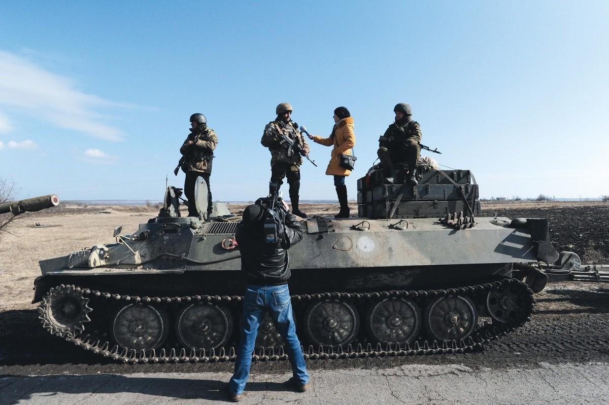 Des journalistes interrogeant des membres de l'armée ukrainienne