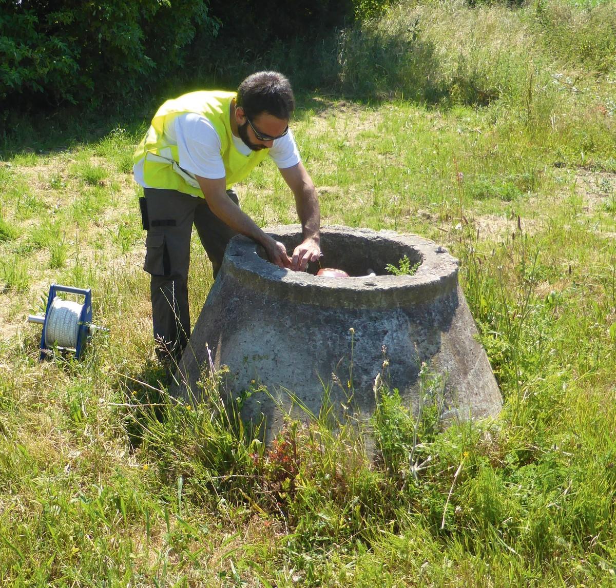 Personne en train de travailler en extérieur sur la qualité de l'eau