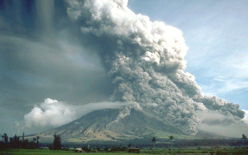 Photographie de jour de l'éruption du volcan Mayon.
