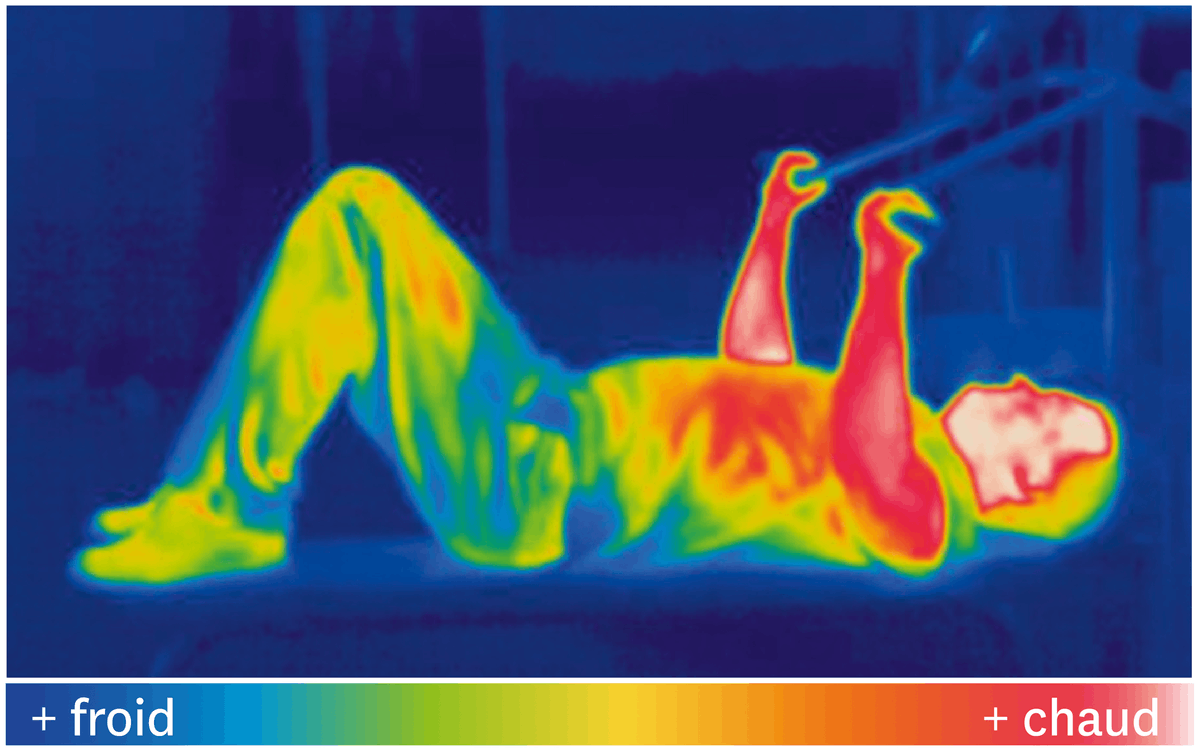 Une thermographie d'un individu faisant travailler les muscles de ses bras.