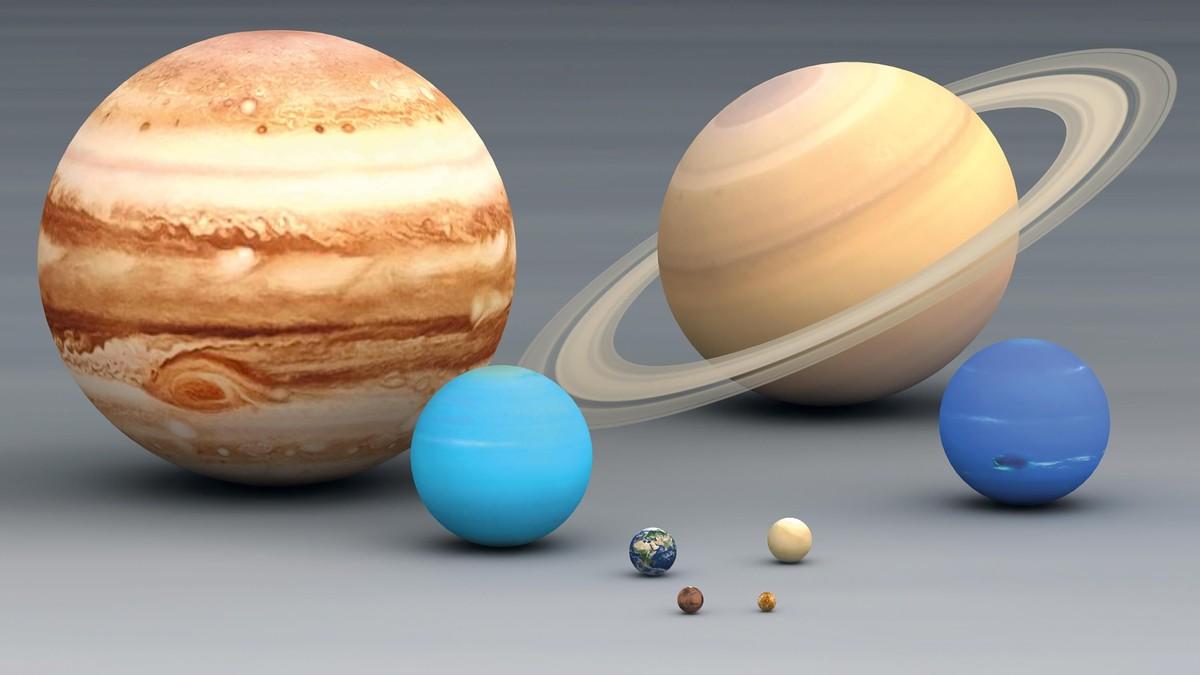 Photographie de maquettes des planètes du système solaire.