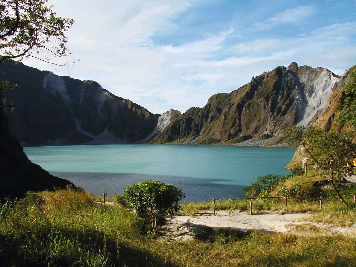 Photographie du lac remplissant la caldeira du mont Pinatubo formée après l'éruption de 1991.