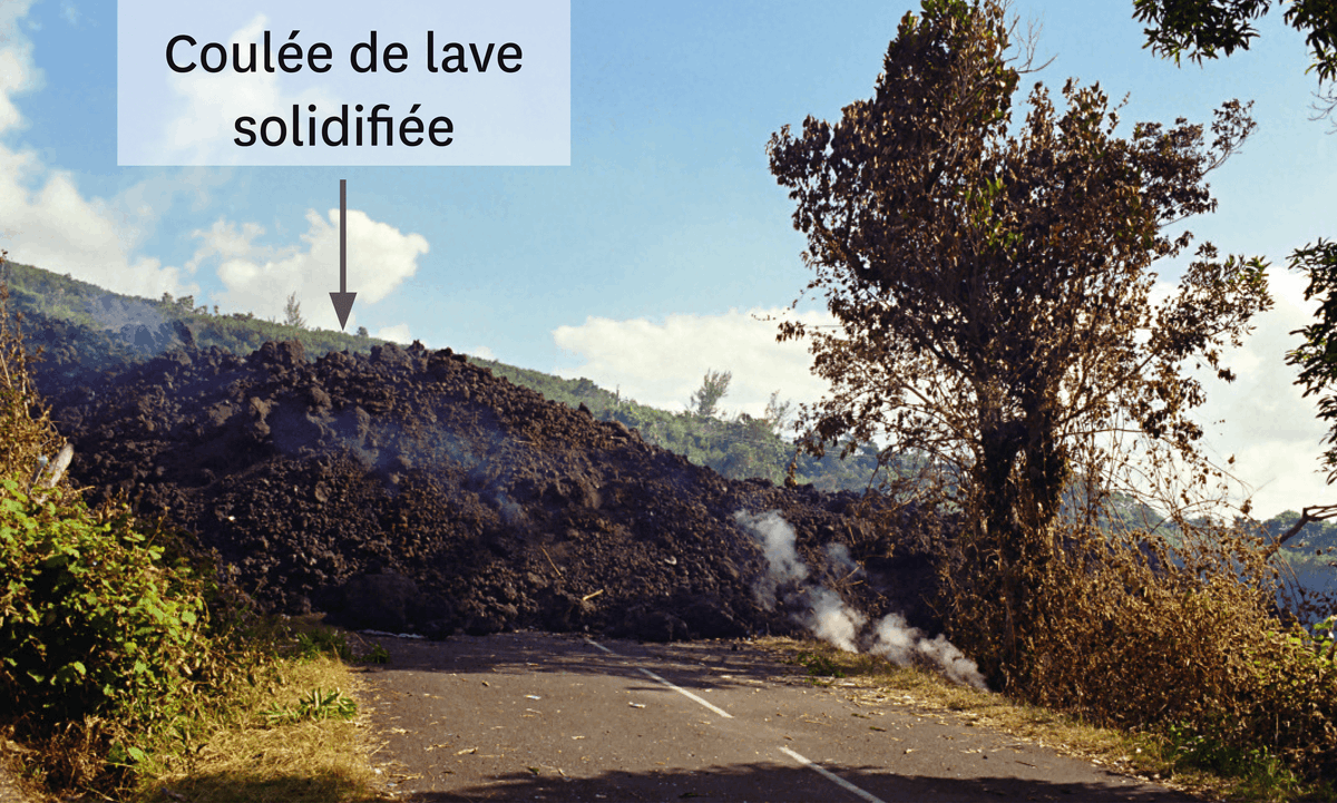 Photographie de l'éruption du piton de la Fournaise du 2 avril 2007.